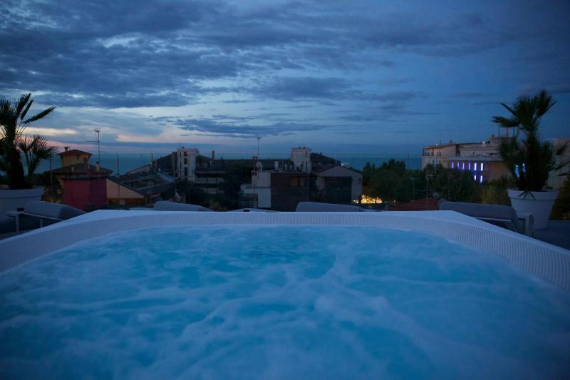 Monaco Suites Hotel Lignano Sabbiadoro Bagian luar foto
