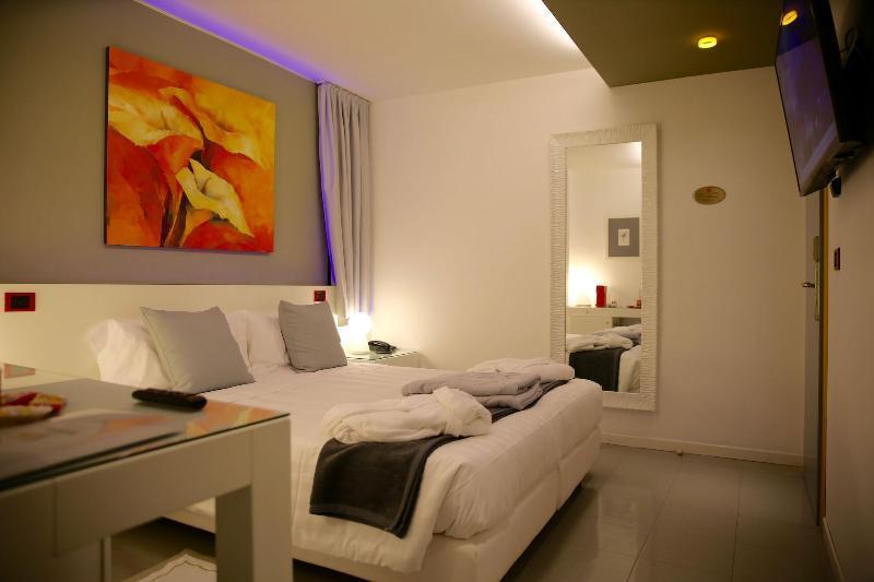 Monaco Suites Hotel Lignano Sabbiadoro Bagian luar foto