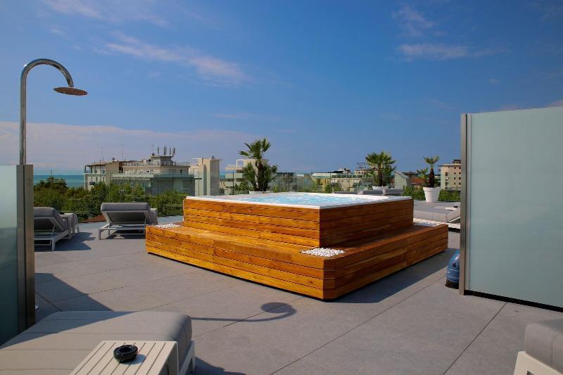 Monaco Suites Hotel Lignano Sabbiadoro Bagian luar foto
