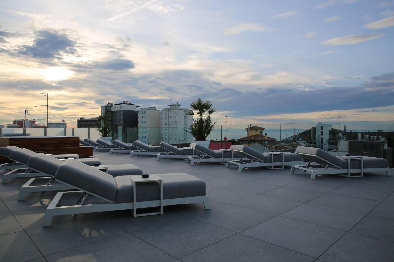 Monaco Suites Hotel Lignano Sabbiadoro Bagian luar foto