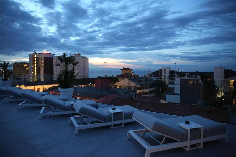 Monaco Suites Hotel Lignano Sabbiadoro Bagian luar foto