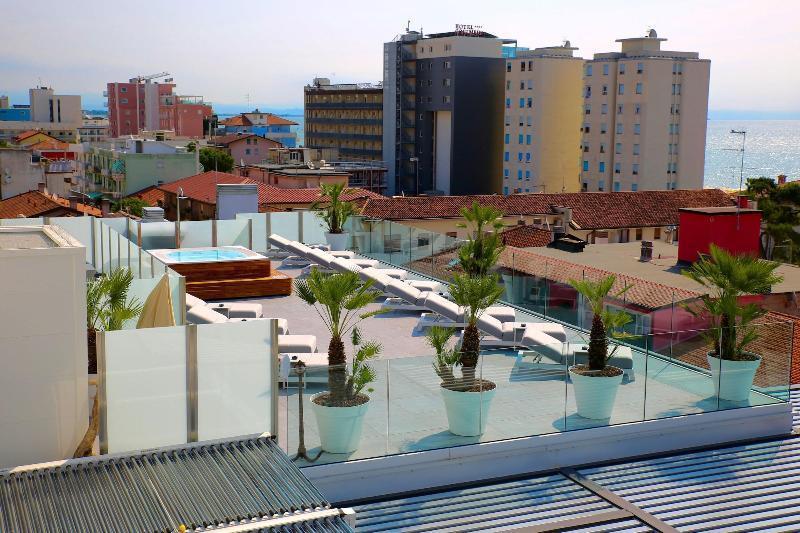 Monaco Suites Hotel Lignano Sabbiadoro Bagian luar foto