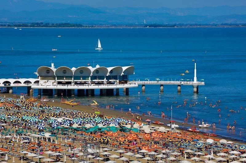 Monaco Suites Hotel Lignano Sabbiadoro Bagian luar foto