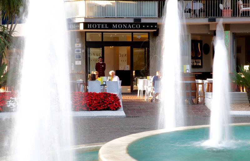 Monaco Suites Hotel Lignano Sabbiadoro Bagian luar foto