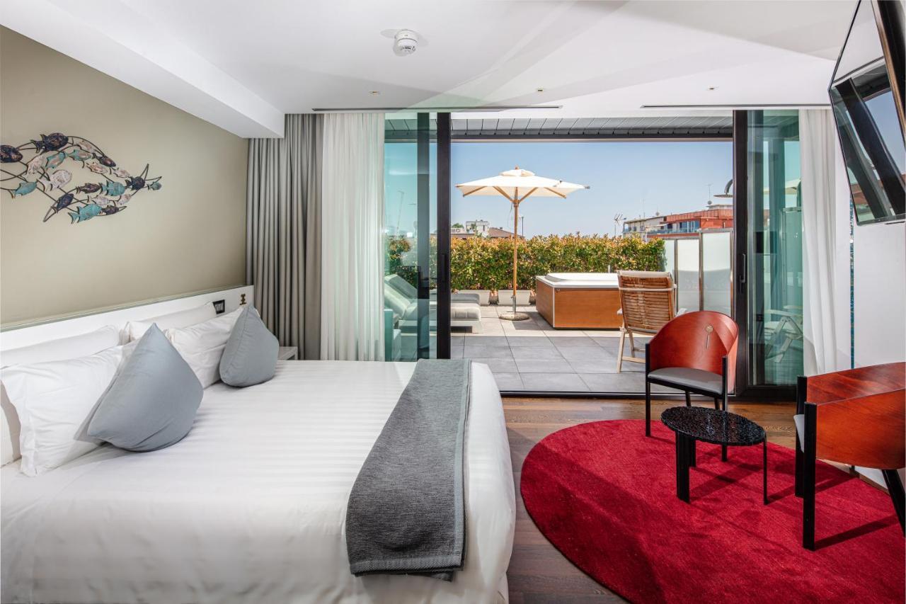 Monaco Suites Hotel Lignano Sabbiadoro Bagian luar foto