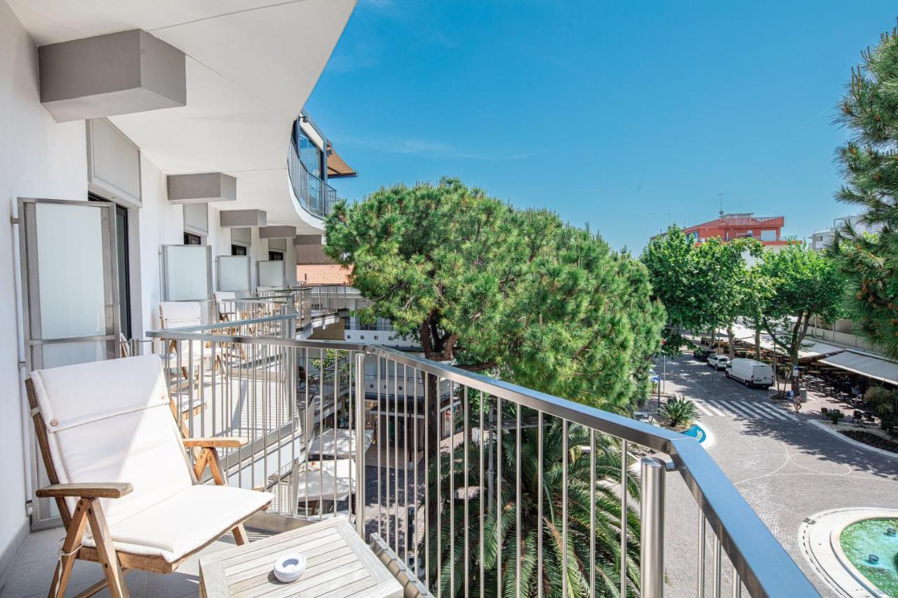 Monaco Suites Hotel Lignano Sabbiadoro Bagian luar foto