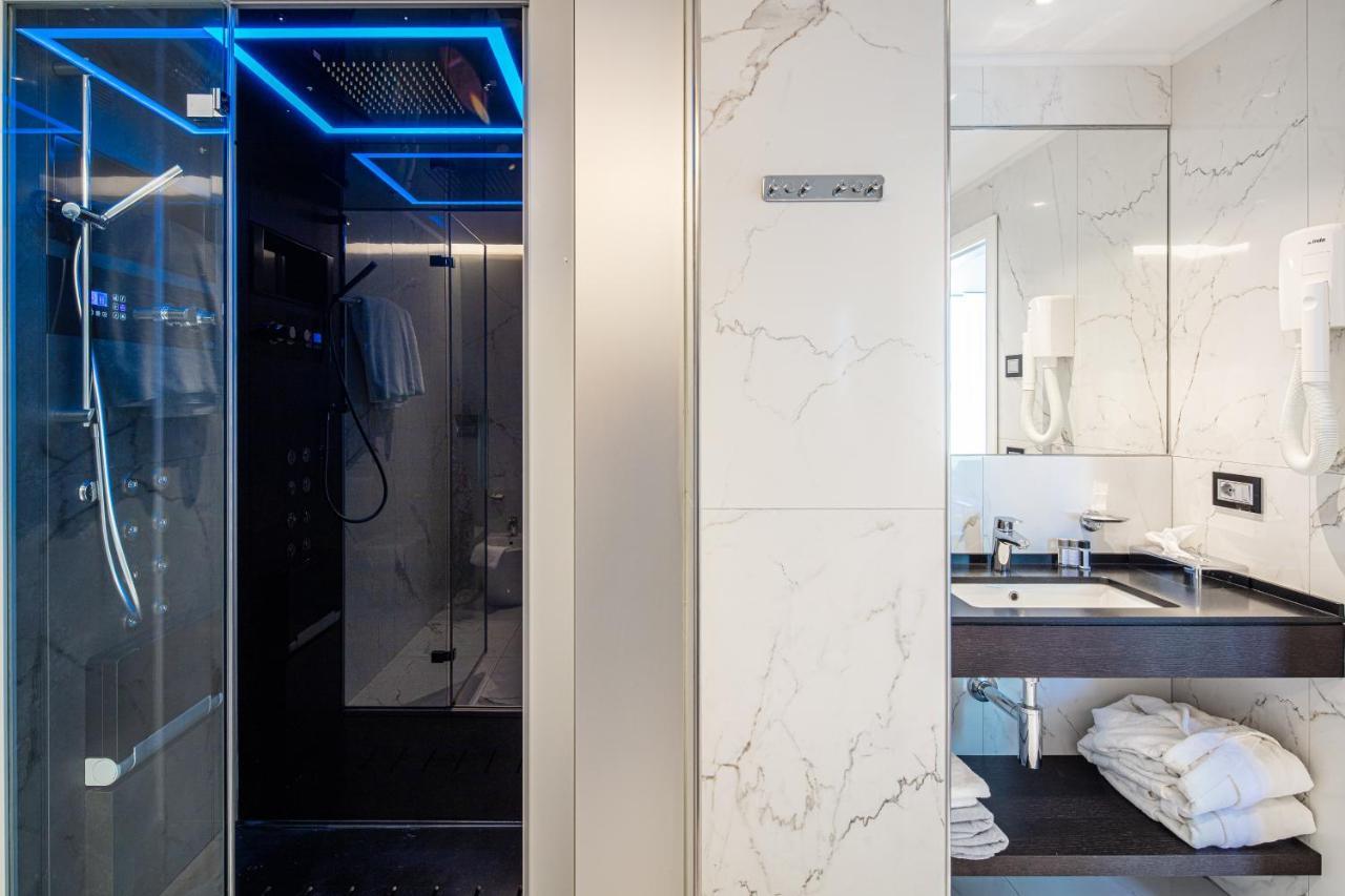 Monaco Suites Hotel Lignano Sabbiadoro Bagian luar foto